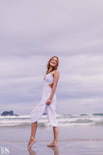 mulher sorrindo na praia ensaio feminino- fotografa em sp sbc