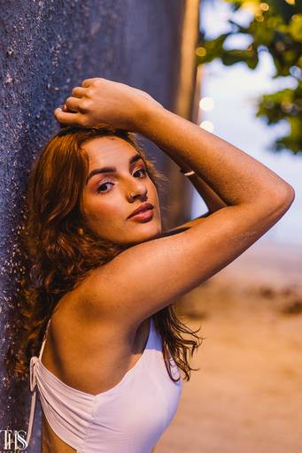 mulher encostada na pedra ensaio feminino na praia - fotografa em sp sbc
