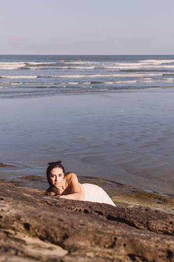 mulher deitada em pedras ensaio feminino praia - fotografa em sp sbc