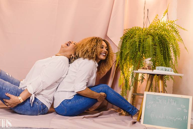 Mãe e filha se divertindo em ensaio de dia das mães