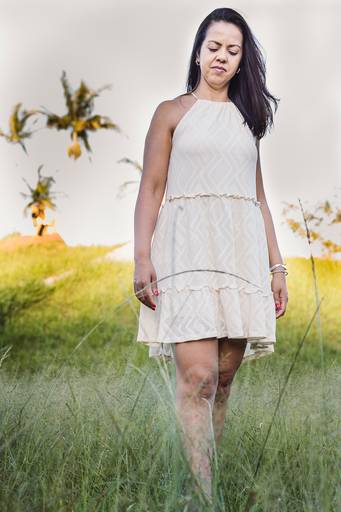 Foto de mulher andando em ensaio fotográfico feminino
