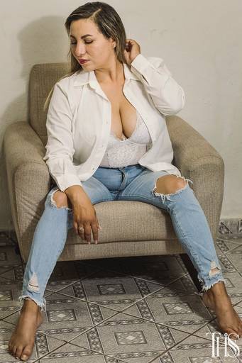 Foto de mulher sentada no sofá em ensaio intimista na cidade de São Bernardo do Campo - SP