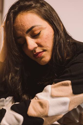 ensaio feminino mulher de olhos fechados -fotografa em sbc sp