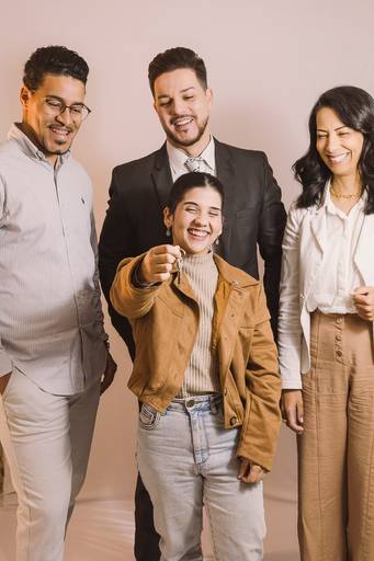 Ensaio de marca sócios olhando para chave sorrindo - fotografa no em sbc