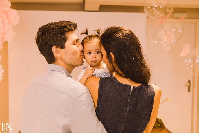 bebê no colo dos pais em festa infantil - fotografa em sp sbc