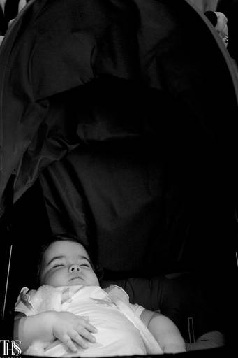 Foto de bebê dormindo preto e branco - fotografa em sbc 