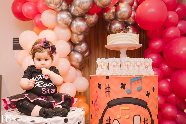 bebê em cima de cilindro festa infantil - fotografa em sp 