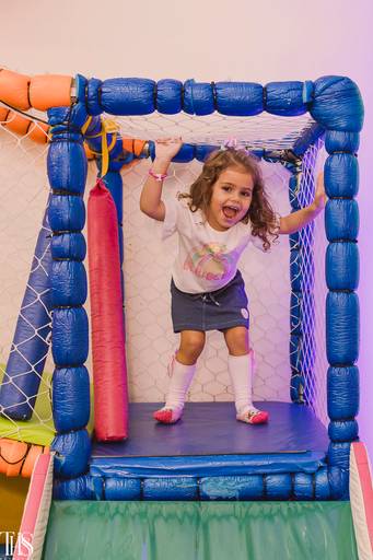 menininha sorrindo em brinquedo - fotografa em sp sbc
