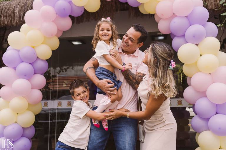 familia sorrindo em festa infantil - fotografa em sp sbc
