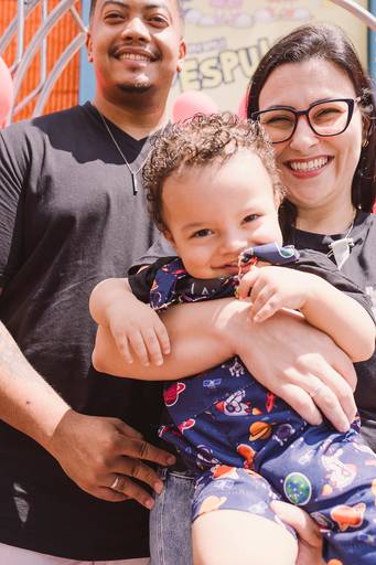 foto de menino e pais sorrindo - fotografa em sbc sp