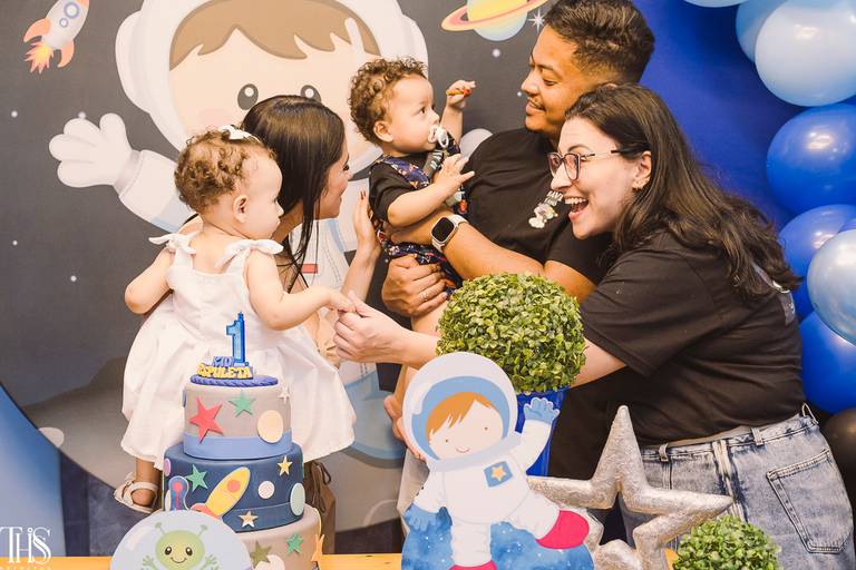 foto de pais e crianças na mesa do bolo festa infantil - fotografa em sbc sp