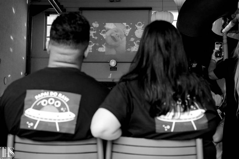 foto preto e branco pais vendo retrospectiva - fotografa em sbc sp