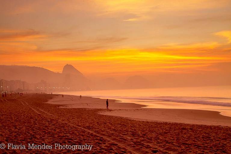 Fotografia de paisagem.Nascer do Sol praia de Copacabana. Flavia Mendes Photography