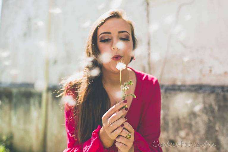 foto com dente de leao em ensaio 15 anos