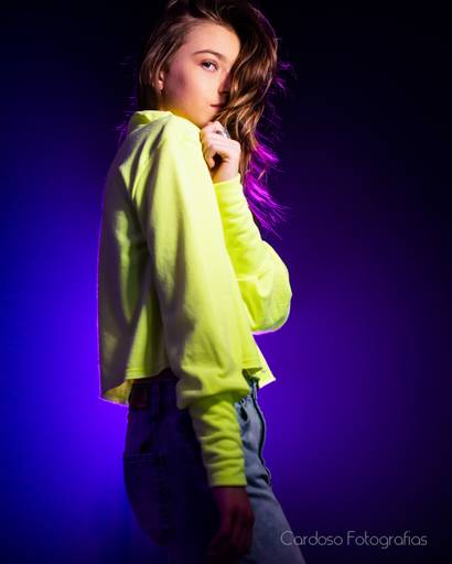 ensaio com casaco amarelo 15 anos fundo azul