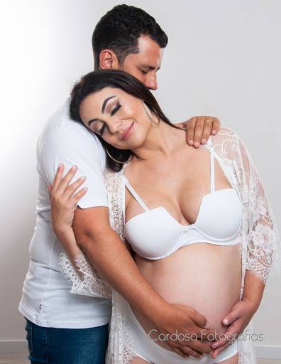 ensaio de gestante em estudio roupa branca