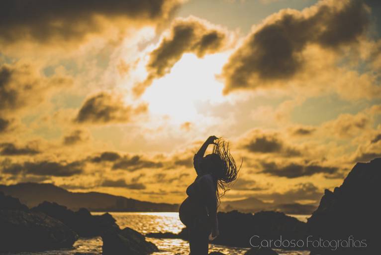 Perfil de gestante em fotos na praia