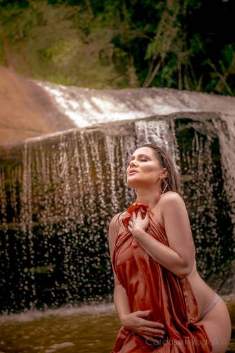 Ensaio da Vanessa na cachoeira rendeu imagens maravilhosas