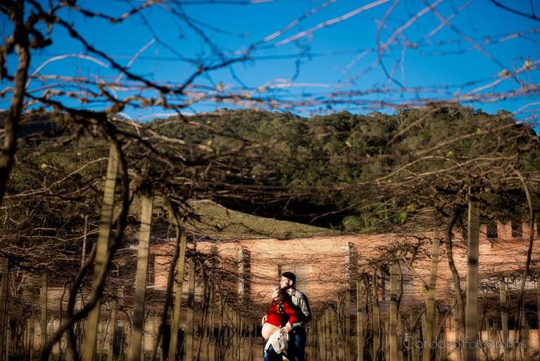 gestante de vermelho em vinícola foto cardoso
