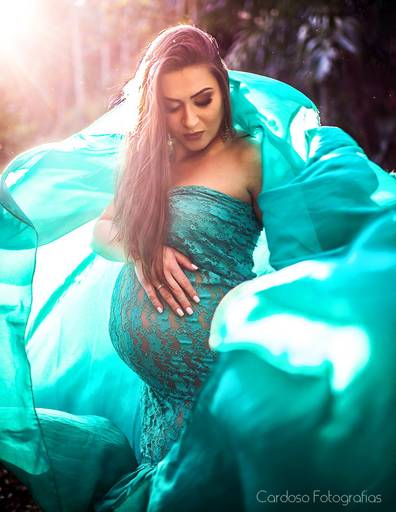 gestante com vestido esvoaçante