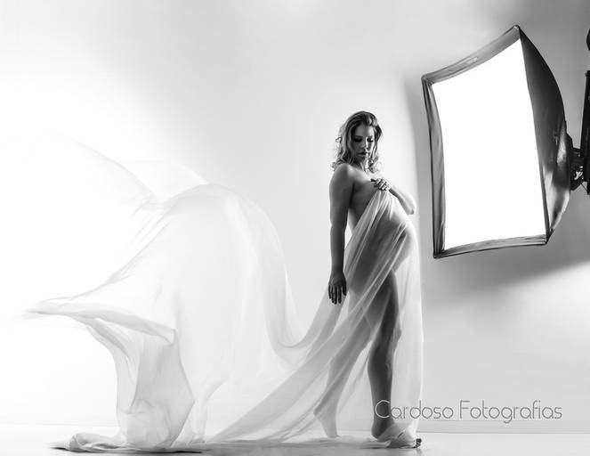 ensaio em estudio gestante poderosa com flash