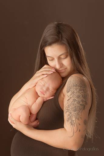 ensaio newborn em estúdio com bebê no colo da mãe