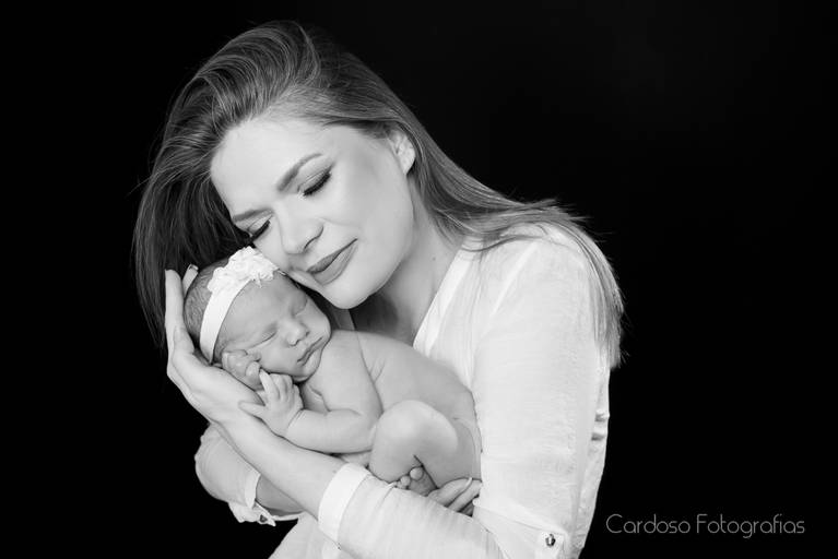 ensaio newborn que foi fotografado em estúdio em Indaial. bebê está no colo da mãe com 7 dias de vida