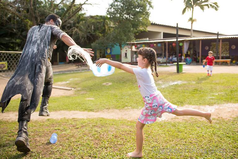 criança correndo no gramado em blumenau