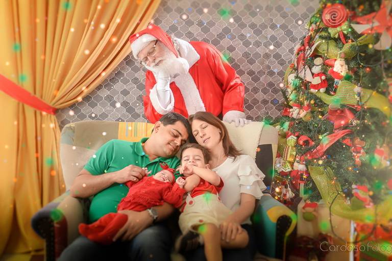 familia de blumenau posa para ensaio fotografco com papai noel de verddade
