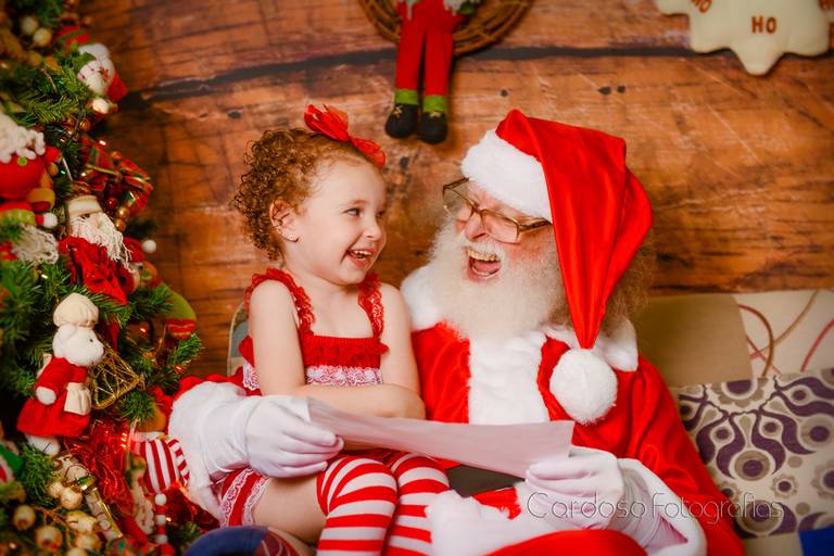 diversao com o papai noel de verdade durante ensaio fotografico estudio indaial blumenau