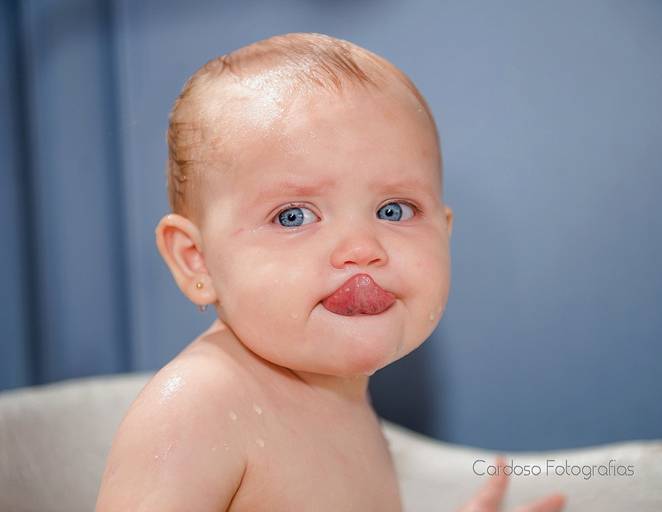 ensaio de bebe em estudio hora do banho