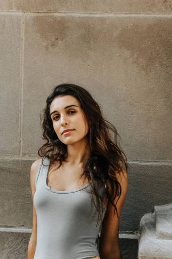 Ensaio Feminino no Harvard Square por fotógrafa brasileira. Retrato feminino minimalista.