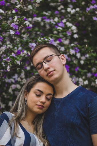 Ensaio Casal romântico, minimalista, clean, com flores. Parque Vicentina Aranha, São José dos Campos, Vale do Paraíba, Fotógrafa Bianca Sant'Anna
