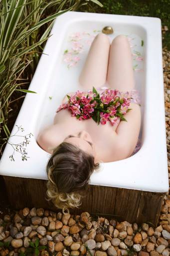 Ensaio fotográfico na Banheira com flores