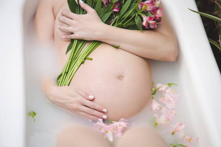 Ensaio fotográfico na Banheira com flores