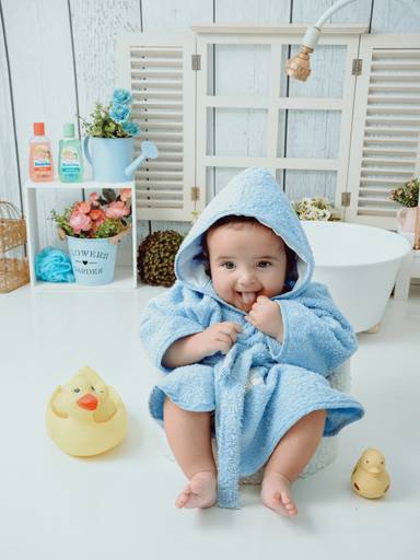 Drica Studio - Drica Studio Fotografias - Xinguara Pará - cenário de banho - fotos de bebe - acompanhamento infantil - mêsvesario - menino - roupão azul - capuz 