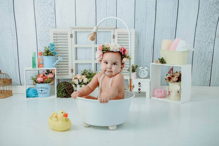 Drica Studio - Drica Studio Fotografias - Xinguara Pará - ensaio cenário de banho - Studio - acompanhamento mensal - bebes - banheira -capuz - patos - menina - coroa flores 