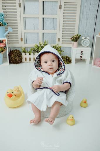 Drica Studio - Drica Studio Fotografias - Xinguara Pará - ensaio cenário de banho - Studio - acompanhamento mensal - bebes - roupão - capuz - patos - menina  