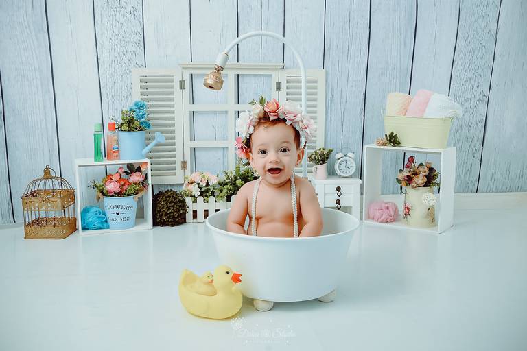 Drica Studio - Drica Studio Fotografias - Xinguara Pará - ensaio cenário de banho - Studio - acompanhamento mensal - bebes - banheira -capuz - patos - menina - coroa flores 