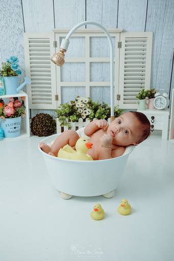 Drica Studio - Drica Studio Fotografias - Xinguara Pará - ensaio cenário de banho - Studio - acompanhamento mensal - infantil - bebes - banheira - patos - menino 