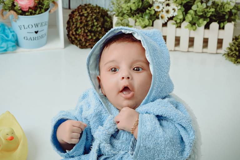 Drica Studio - Drica Studio Fotografias - Xinguara Pará - cenário de banho - fotos de bebe - acompanhamento infantil - mêsvesario - menino - roupão azul - capuz 