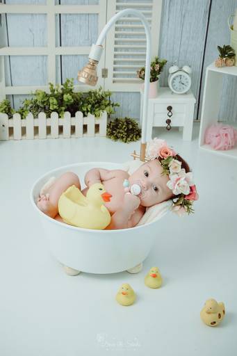 Drica Studio - Drica Studio Fotografias - Xinguara Pará - ensaio cenário de banho - Studio - acompanhamento mensal - bebes - banheira - patos - menina - coroa flores 