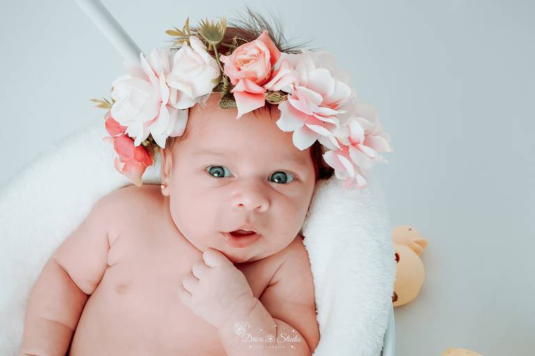 Drica Studio - Drica Studio Fotografias - Xinguara Pará - ensaio cenário de banho - Studio - acompanhamento mensal - bebes - banheira - patos - menina - coroa flores 