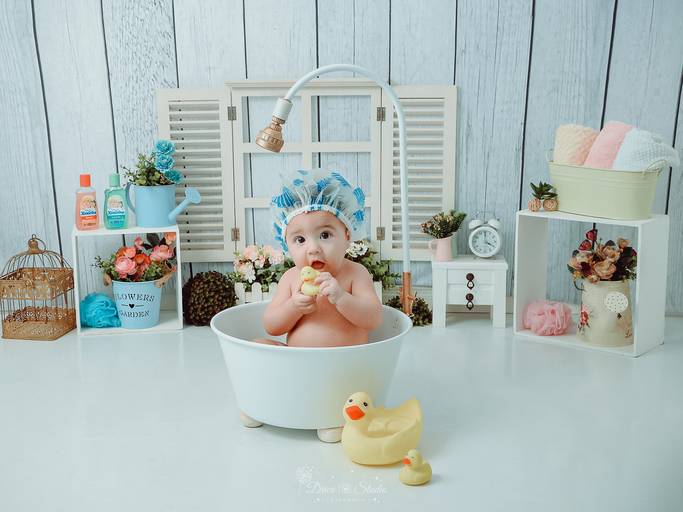 Drica Studio - Drica Studio Fotografias - Xinguara Pará - ensaio cenário de banho - Studio - acompanhamento mensal - bebes - banheira - espuma - patos - menina - toca plástico 