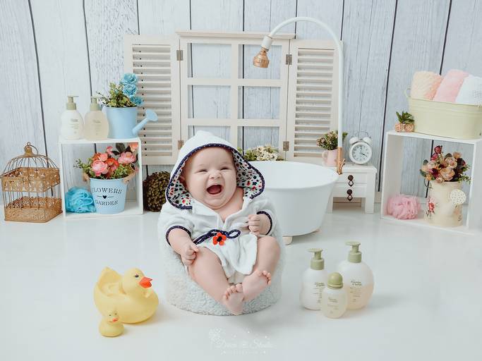 Drica Studio - Drica Studio Fotografias - Xinguara Pará - ensaio cenário de banho - Studio - acompanhamento mensal - bebes - roupão - capuz - patos - menina  -shampoo  