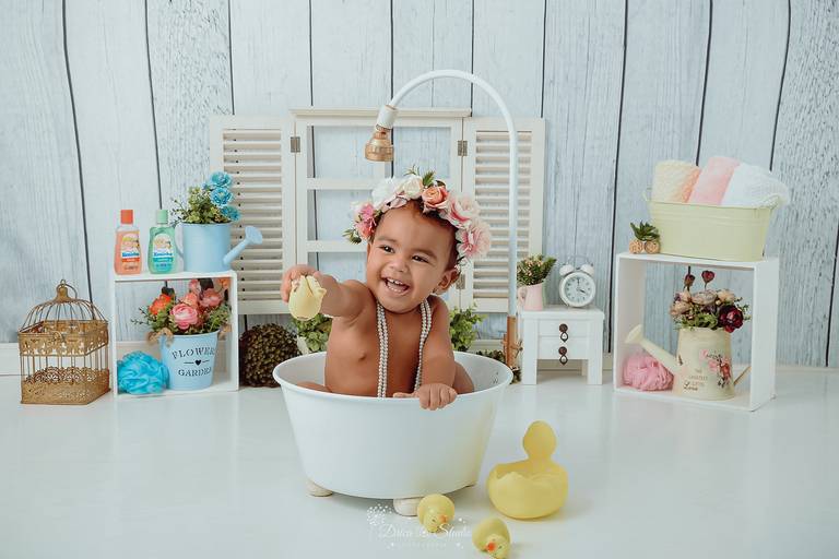 Drica Studio - Drica Studio Fotografias - Xinguara Pará - ensaio cenário de banho - Studio - acompanhamento mensal - bebes - banheira -capuz - patos - menina - coroa flores 