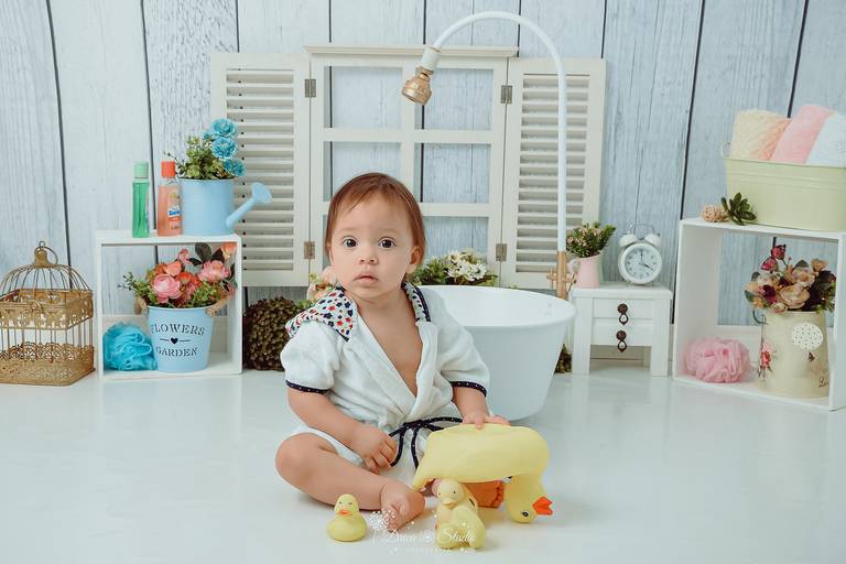 Drica Studio - Drica Studio Fotografias - Xinguara Pará - ensaio cenário de banho - Studio - acompanhamento mensal - infantil - bebes - banheira - roupão - patos - menina 