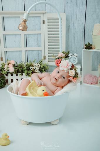 Drica Studio - Drica Studio Fotografias - Xinguara Pará - ensaio cenário de banho - Studio - acompanhamento mensal - bebes - banheira - patos - menina - coroa flores 