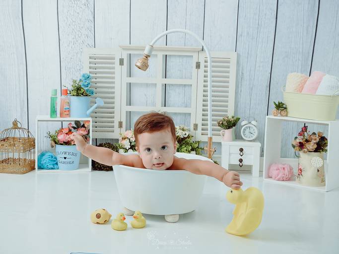 Drica Studio - Drica Studio Fotografias - Xinguara Pará - ensaio cenário de banho - Studio - acompanhamento mensal - infantil - bebes - banheira -capuz - patos - menino 