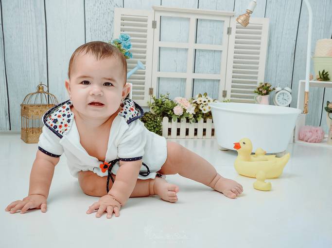 Drica Studio - Drica Studio Fotografias - Xinguara Pará - ensaio cenário de banho - Studio - acompanhamento mensal - bebes - banheira -roupão - patos - menina - infantil - 